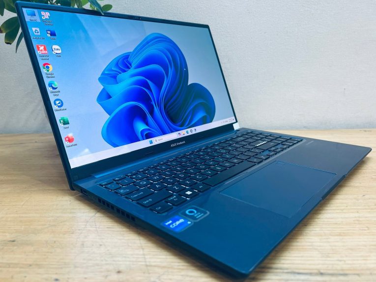 góc trái ASUS Vivobook 15X OLED X1503ZA