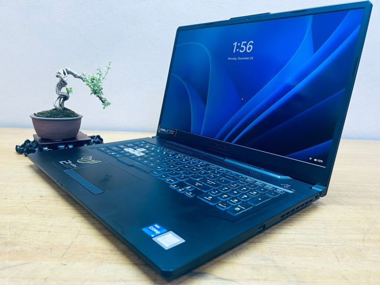 góc phải ASUS TUF Gaming F17 FX706HC