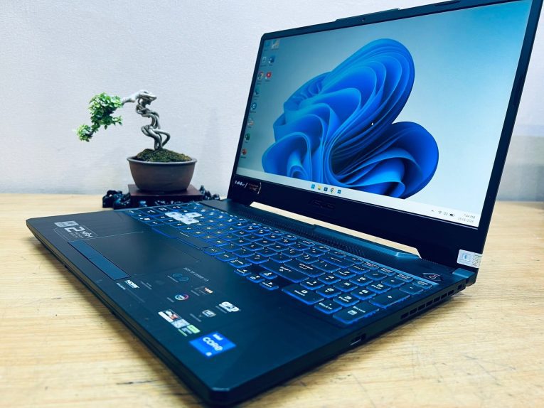 góc phải ASUS TUF Gaming F15 FX506HF