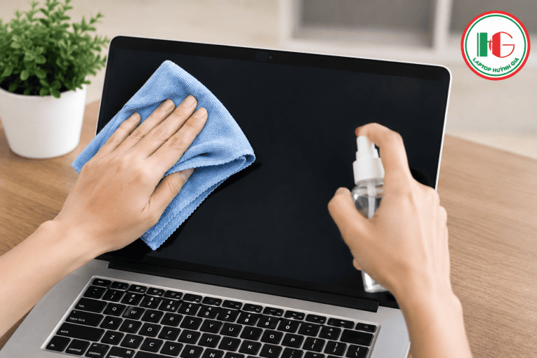 Hướng Dẫn Tự Vệ Sinh Laptop Tại Nhà Sạch Sẽ, An Toàn Chỉ Trong 10 Phút - 10 lau màn hình